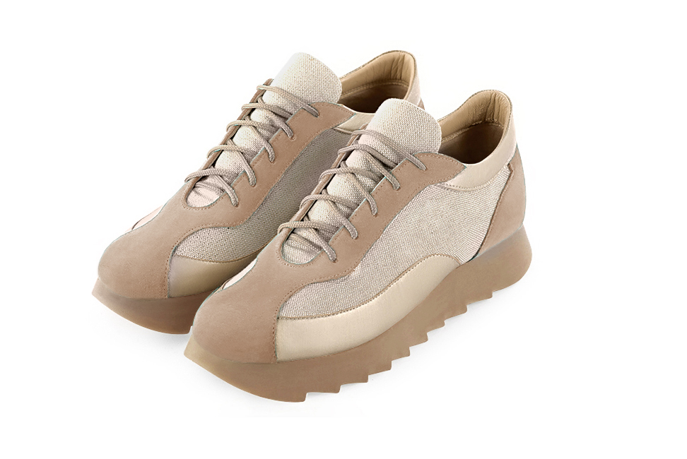 Basket femme habillée :  couleur beige sahara et or doré. Semelle épaisse. Doublure cuir Vue avant - Florence KOOIJMAN