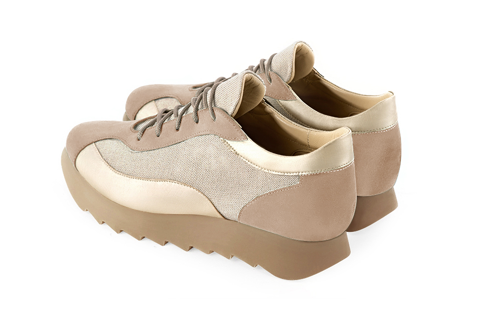Basket femme habillée :  couleur beige sahara et or doré. Semelle épaisse. Doublure cuir. Vue arrière - Florence KOOIJMAN