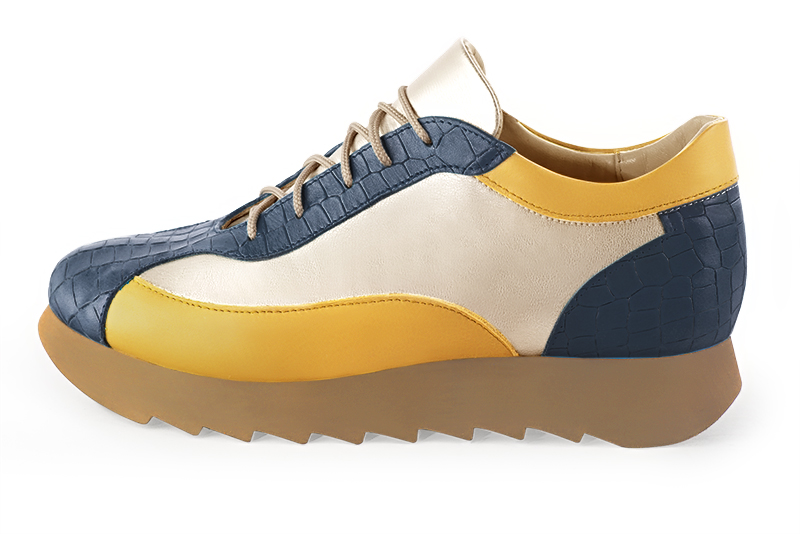 Basket femme habillée : Sneaker urbain tricolore couleur bleu denim, or doré et jaune ocre. Semelle épaisse. Doublure cuir. Vue de profil - Florence KOOIJMAN