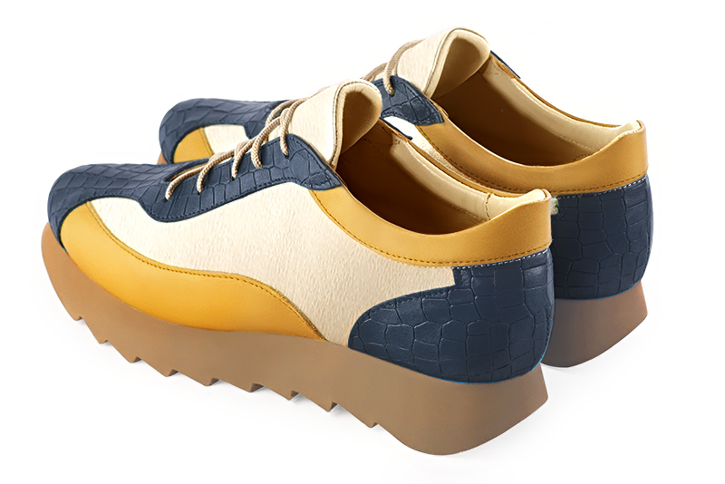 Basket femme habillée : Sneaker urbain tricolore couleur bleu denim, or doré et jaune ocre. Semelle épaisse. Doublure cuir. Vue arrière - Florence KOOIJMAN