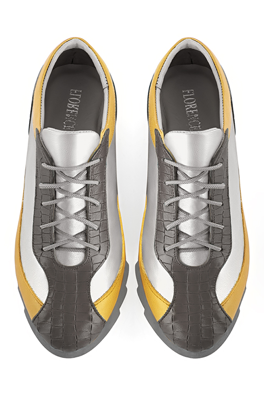 Basket femme habillée : Sneaker urbain tricolore couleur gris cendre, argent platine et jaune ocre. Semelle épaisse. Doublure cuir. Vue du dessus - Florence KOOIJMAN
