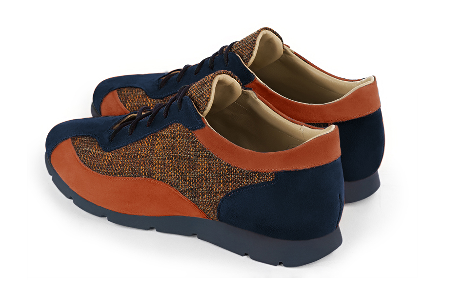 Basket femme habillée :  couleur bleu marine et orange corail. Semelle fine. Doublure cuir. Vue arrière - Florence KOOIJMAN