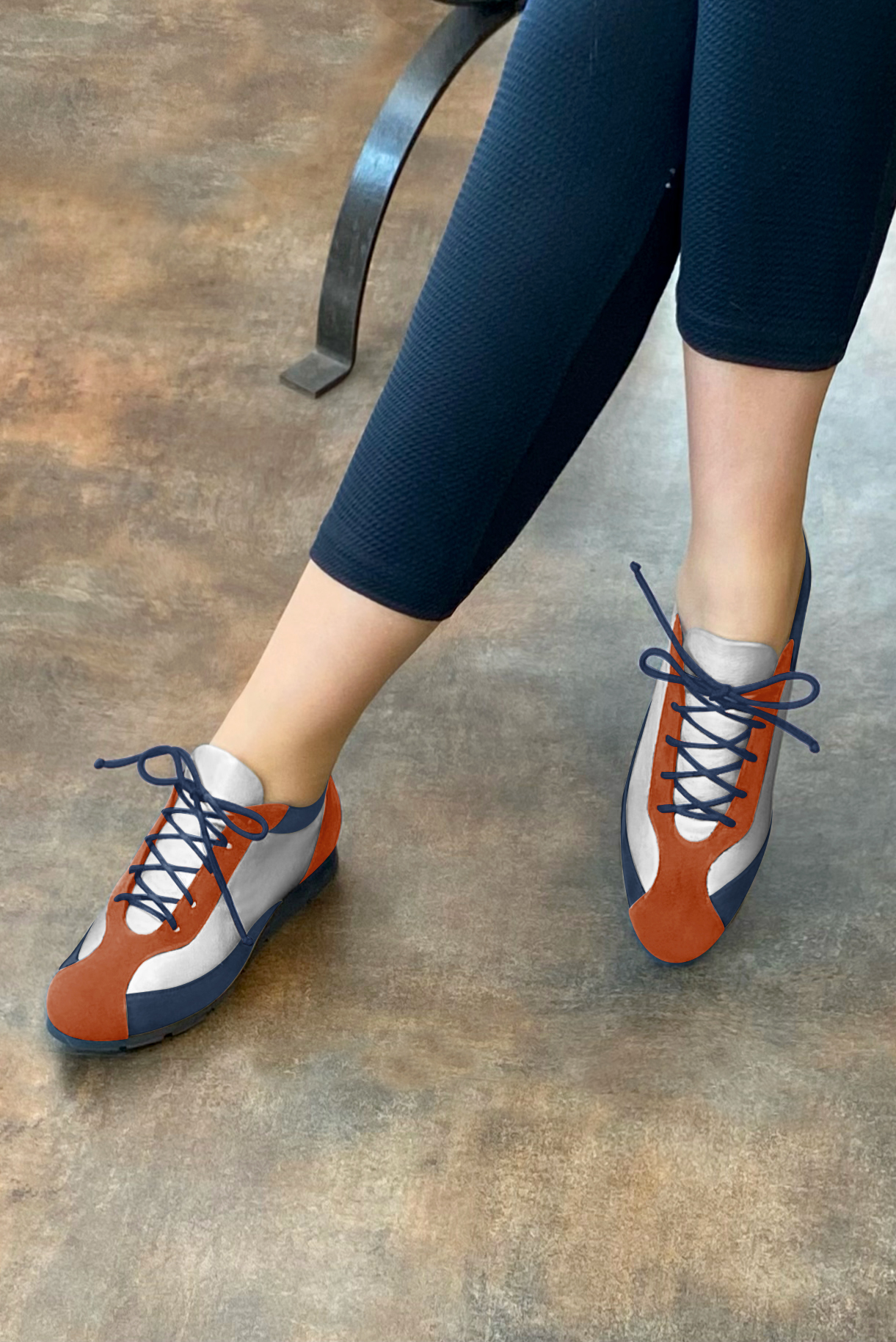 Basket femme habillée :  couleur orange corail, argent platine et bleu marine. Semelle fine. Doublure cuir. Vue porté - Florence KOOIJMAN