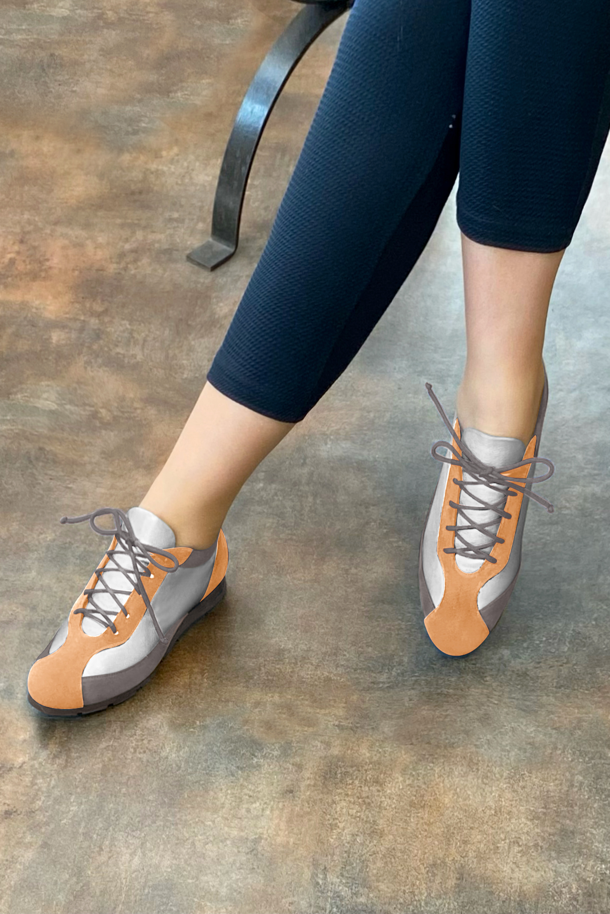 Basket femme habillée : Sneaker urbain tricolore couleur orange curcuma, argent platine et gris galet. Semelle fine. Doublure cuir. Vue porté - Florence KOOIJMAN