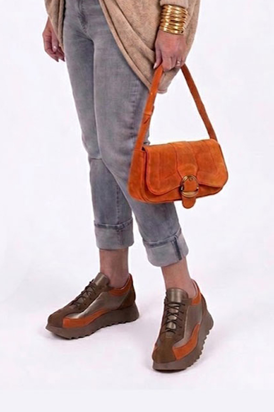 Baskets tricolores pour femme en cuir marron chocolat, mordoré et terracotta avec bout rond et semelle crantée en gomme - Vue porté