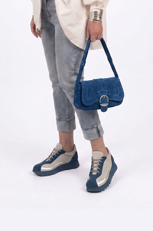 Baskets habillées femme en cuir bleu canard et argent à semelle en gomme et bout rond - Vue porté