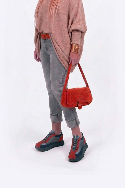 Baskets habillées femme en cuir rouge bordeaux, bleu denim et bleu marine à semelle en gomme et bout rond - Vue porté
