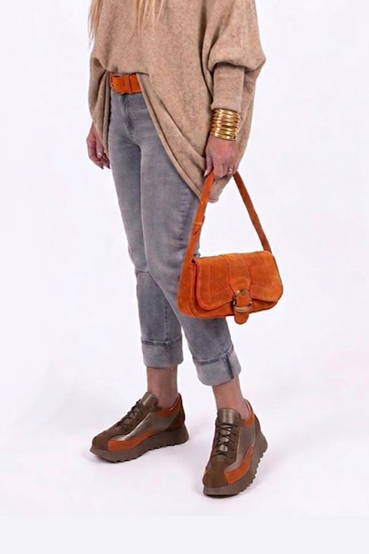 Baskets habillées femme en cuir marron chocolat, vieil or et orange corail à semelle en gomme et bout rond - Vue porté