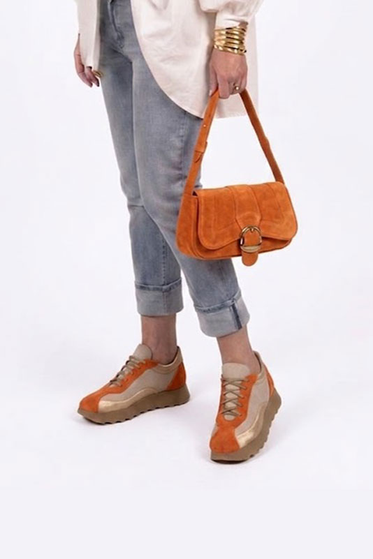 Baskets habillées femme en cuir orange abricot et or à semelle en gomme et bout rond - Vue porté