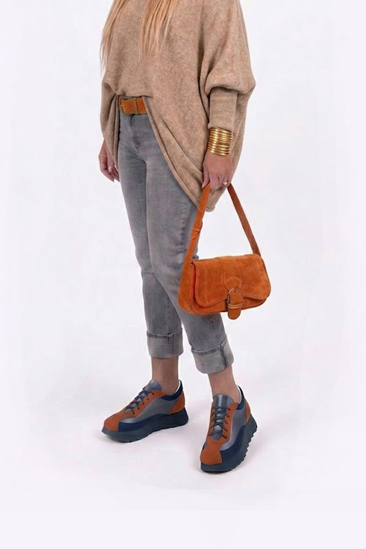 Baskets habillées femme en cuir orange corail, bleu denim et bleu marine à semelle en gomme et bout rond - Vue porté