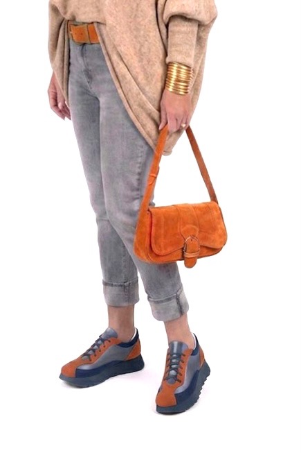 Baskets habillées femme en cuir orange corail, bleu denim et bleu marine à semelle en gomme et bout rond - Vue du dessus