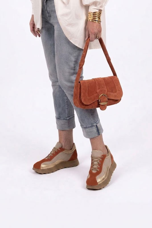 Baskets habillées femme en cuir orange corail et or à semelle en gomme et bout rond - Vue porté
