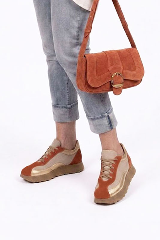 Baskets bicolores pour femme en cuir terracotta et doré avec bout rond et semelle crantée en gomme - Vue porté
