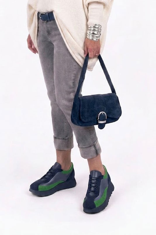 Baskets habillées femme en cuir bleu marine, bleu indigo et vert émeraude à semelle en gomme et bout rond - Vue porté