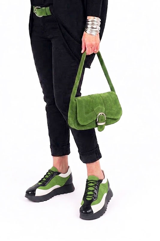 Baskets habillées femme en cuir noir satiné, vert anis et blanc cassé à semelle en gomme et bout rond - Vue porté