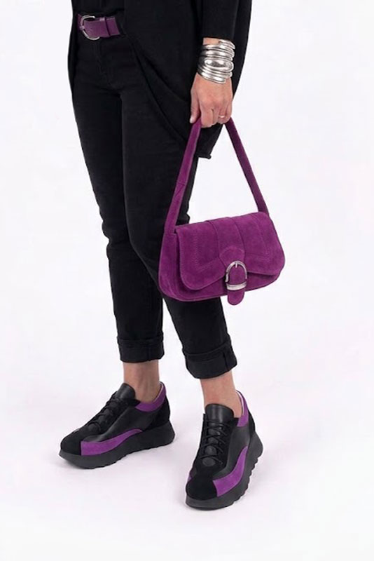 Baskets habillées femme en cuir noir mat, noir satiné et violet mauve à semelle en gomme et bout rond - Vue porté