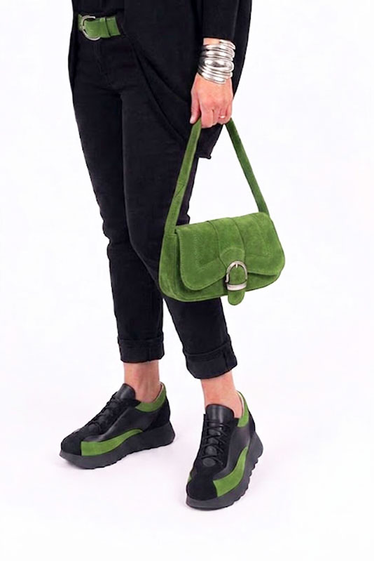 Baskets habillées femme en cuir noir mat, noir satiné et vert anis à semelle en gomme et bout rond - Vue porté