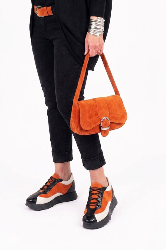 Baskets habillées femme en cuir noir satiné, orange clémentine et blanc cassé à semelle en gomme et bout rond - Vue du dessus
