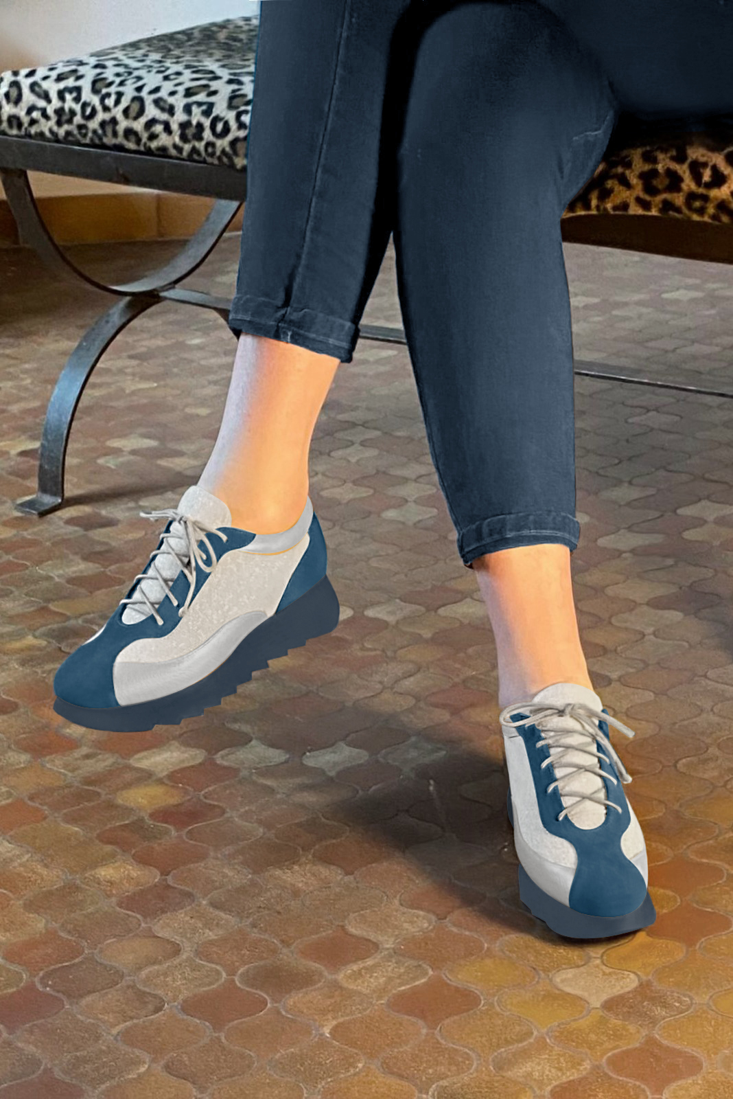 Basket femme habillée : Sneaker urbain bicolore couleur bleu canard et argent platine. Semelle épaisse. Doublure cuir. Vue porté - Florence KOOIJMAN
