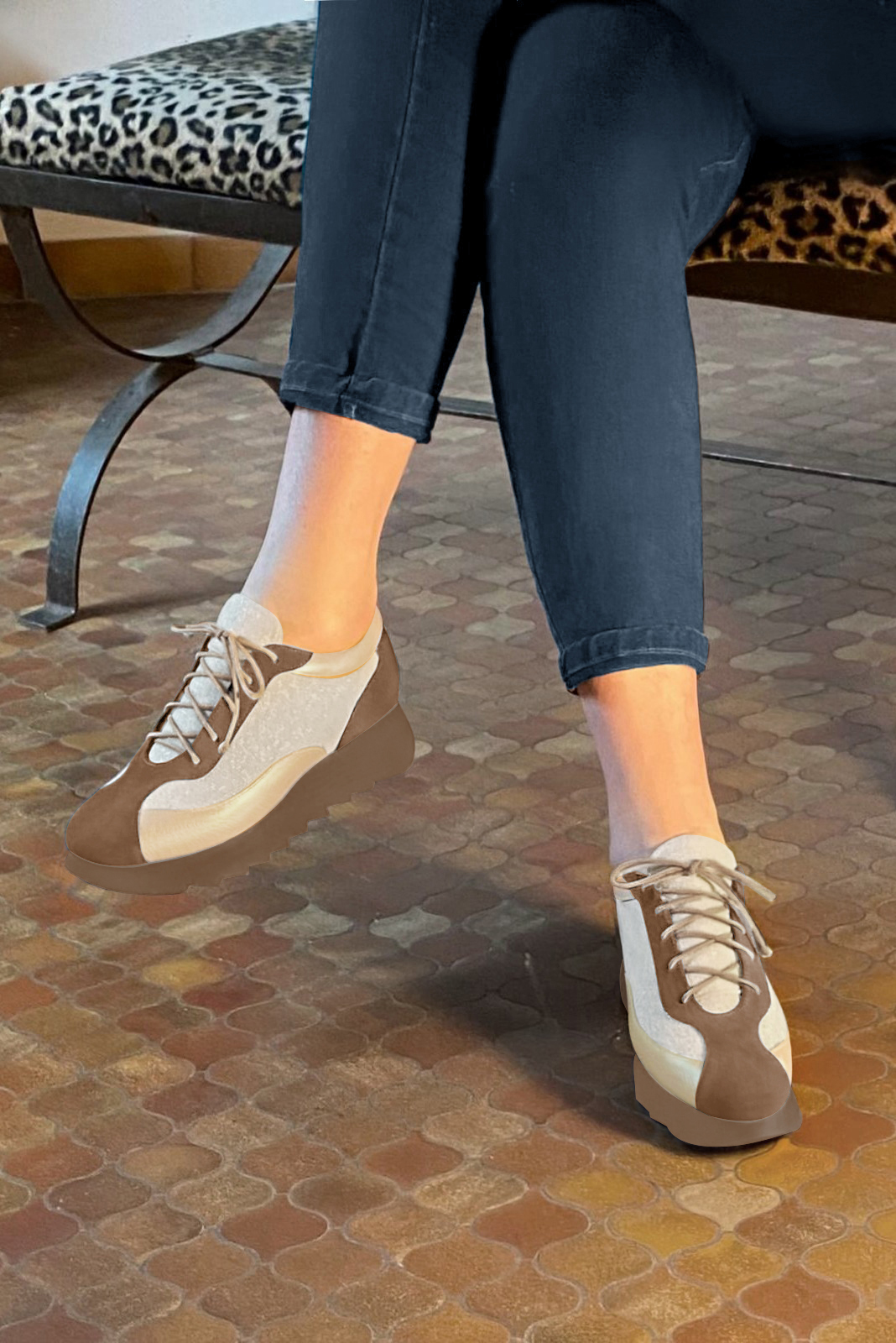 Basket femme habillée : Sneaker urbain bicolore couleur marron chocolat et or doré. Semelle épaisse. Doublure cuir. Vue porté - Florence KOOIJMAN