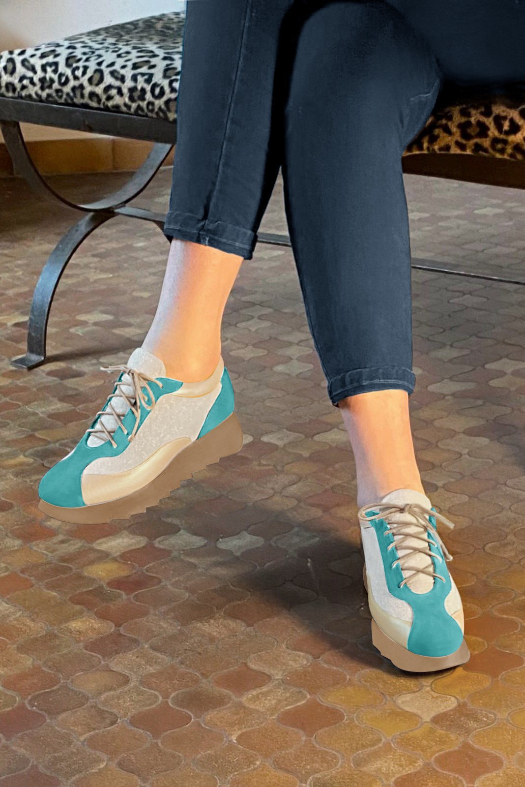 Basket femme habillée : Sneaker urbain bicolore couleur bleu lagon et or doré. Semelle épaisse. Doublure cuir. Vue porté - Florence KOOIJMAN