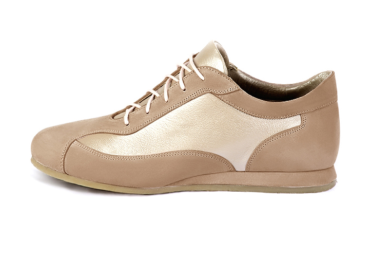 Basket femme habillée : Sneaker urbain bicolore couleur beige sahara et or doré.. Doublure cuir. Vue de profil - Florence KOOIJMAN