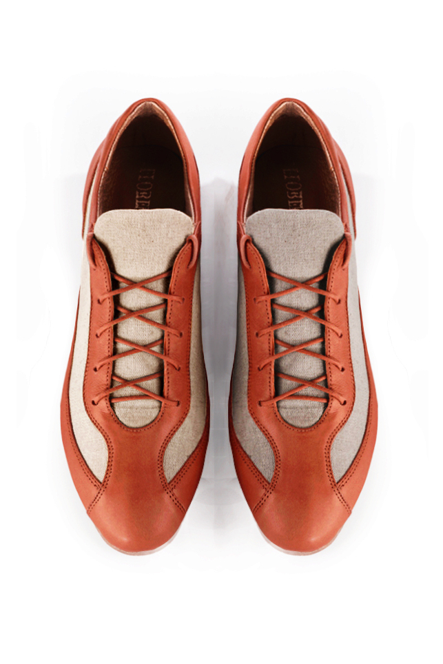 Basket femme habillée : Sneaker urbain bicolore couleur orange corail et beige naturel. Semelle fine. Doublure cuir. Vue du dessus - Florence KOOIJMAN