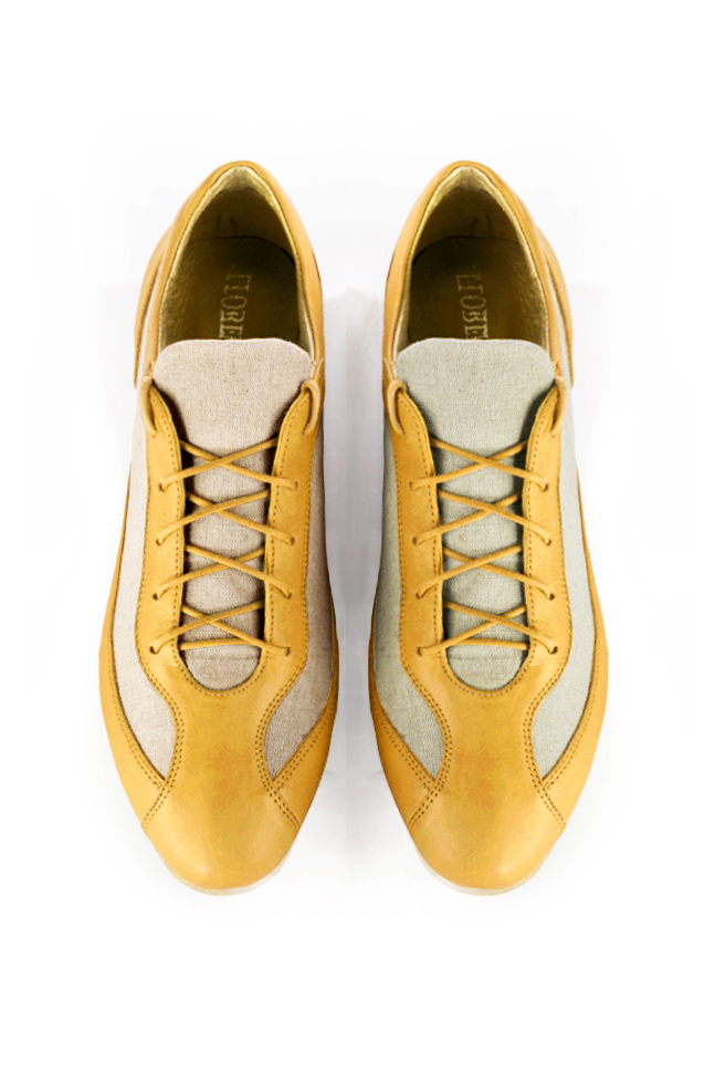 Basket femme habillée : Sneaker urbain bicolore couleur jaune ocre et beige naturel. Semelle fine. Doublure cuir. Vue du dessus - Florence KOOIJMAN