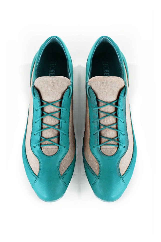 Basket femme habillée : Sneaker urbain bicolore couleur bleu turquoise et beige naturel. Semelle fine. Doublure cuir. Vue du dessus - Florence KOOIJMAN