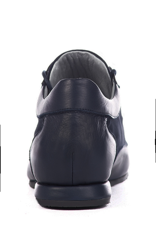 Basket femme habillée : Sneaker urbain unie  couleur bleu marine. Semelle fine. Doublure cuir. Vue porté - Florence KOOIJMAN