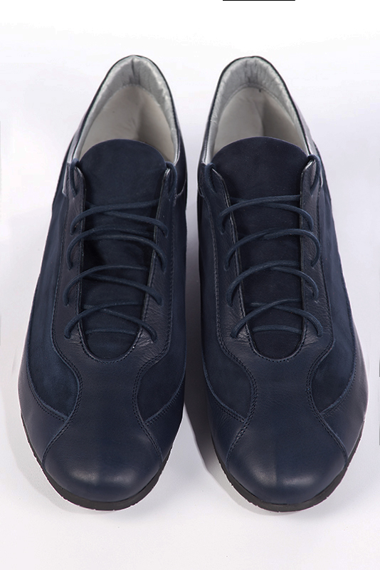 Basket femme habillée : Sneaker urbain unie  couleur bleu marine. Semelle fine. Doublure cuir. Vue du dessus - Florence KOOIJMAN