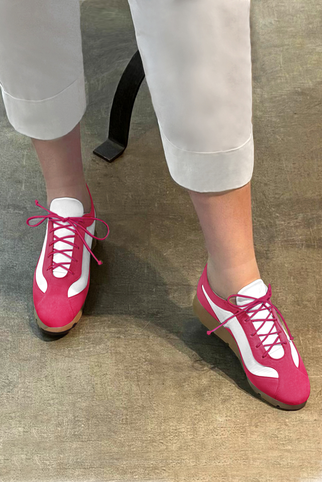 Basket femme habillée :  couleur rose fuchsia et blanc pur. Semelle fine. Doublure cuir. Vue porté - Florence KOOIJMAN