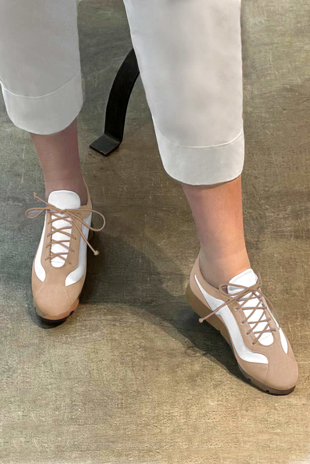 Basket femme habillée :  couleur beige biscuit et blanc pur. Semelle fine. Doublure cuir. Vue porté - Florence KOOIJMAN