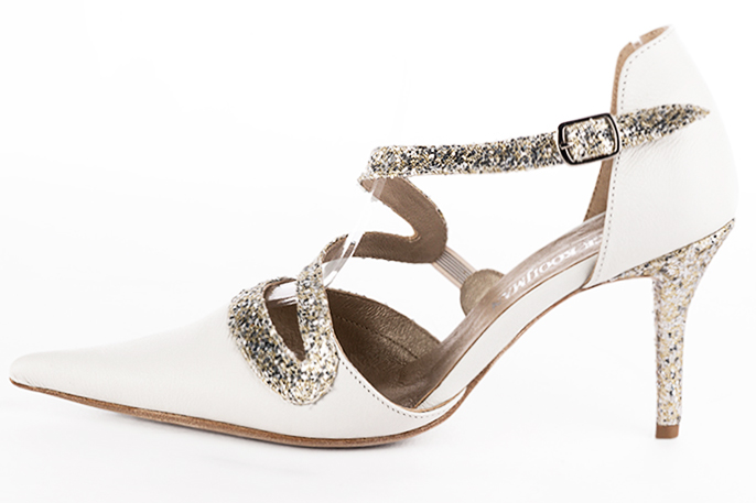 Chaussures habillées, élégantes et raffinées, ouvertes sur les côtés, avec une bride en forme de serpent, coloris blanc cassé et or doré. Bout pointu. Haut. Talon fin. Cérémonie, soirée, cocktail, évènementiel. Personnalisation : Choix des cuirs, 
                des couleurs et des talons. Petites et grandes pointures. - Florence KOOIJMAN