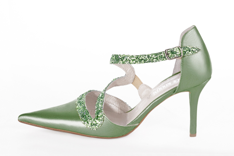 Chaussure femme à brides : Chaussure côtés ouverts bride serpent couleur vert pastel. Bout pointu. Talon haut fin. Vue de profil - Florence KOOIJMAN