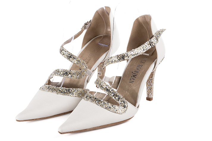 Chaussure femme à brides : Chaussure côtés ouverts bride serpent couleur blanc cassé et or doré. Bout pointu. Talon haut fin Vue avant - Florence KOOIJMAN