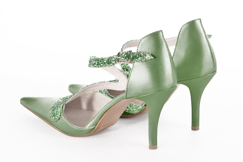 Chaussure femme à brides : Chaussure côtés ouverts bride serpent couleur vert pastel. Bout pointu. Talon haut fin. Vue arrière - Florence KOOIJMAN