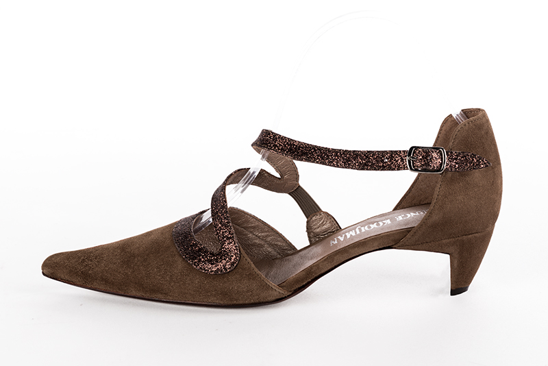 Chaussure femme à brides : Chaussure côtés ouverts bride serpent couleur marron chocolat. Bout pointu. Petit talon virgule. Vue de profil - Florence KOOIJMAN