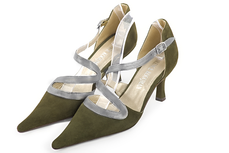 Chaussures habillées, élégantes et raffinées, ouvertes sur les côtés, avec une bride en forme de serpent, coloris vert kaki et gris tourterelle. Bout pointu. Haut. Talon fin. Cérémonie, soirée, cocktail, évènementiel. Personnalisation : Choix des cuirs, 
                des couleurs et des talons. Petites et grandes pointures. - Florence KOOIJMAN