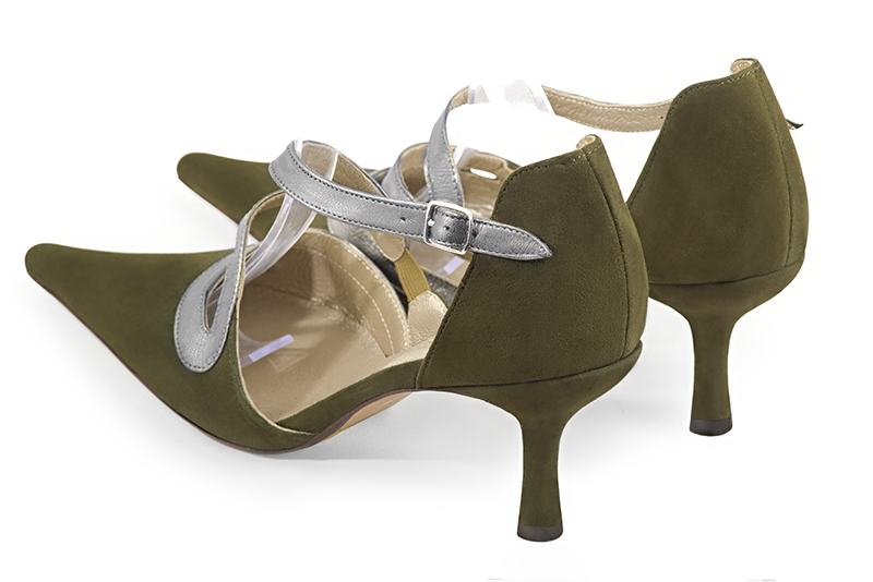 Chaussures habillées, élégantes et raffinées, ouvertes sur les côtés, avec une bride en forme de serpent, coloris vert kaki et gris tourterelle. Bout pointu. Haut. Talon fin. Cérémonie, soirée, cocktail, évènementiel. Personnalisation : Choix des cuirs, 
                des couleurs et des talons. Petites et grandes pointures. - Florence KOOIJMAN