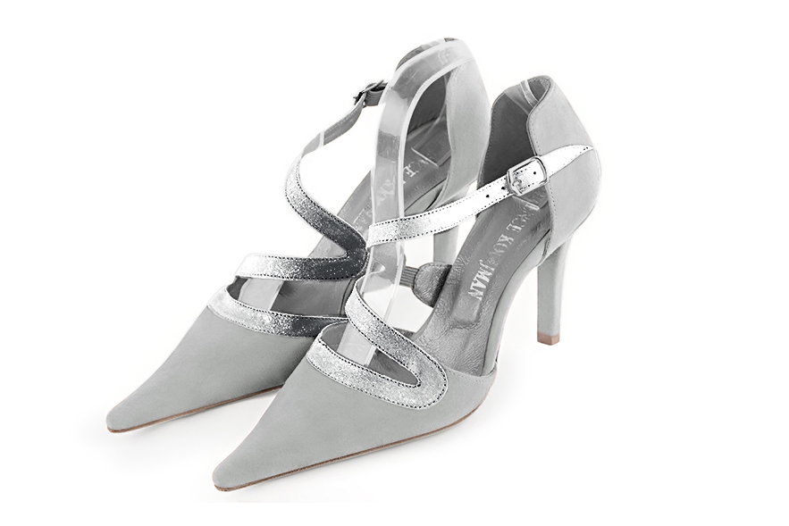 Chaussures brides croisées femme ouvertes sur les côtés gris perle et argent. Bout pointu. Talon fin de 8.5 cm - Vue avant