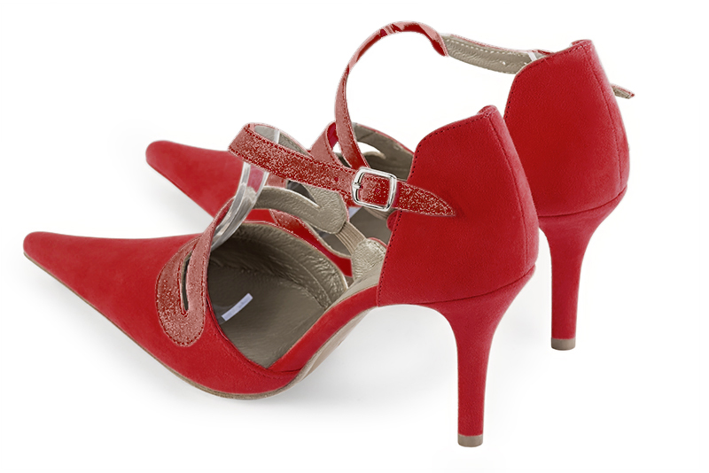 Chaussure femme à brides : Chaussure côtés ouverts bride serpent couleur rouge carmin. Bout pointu. Talon haut fin. Vue arrière - Florence KOOIJMAN