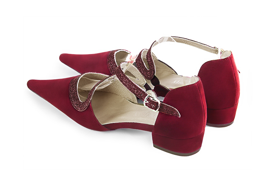 Chaussures brides croisées femme ouvertes sur les côtés rouge bordeaux. Bout pointu. Talon bottier de 3.5 cm - Vue arrière