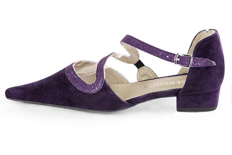 Chaussure femme à brides : Chaussure côtés ouverts bride serpent couleur violet améthyste. Bout pointu. Petit talon bottier. Vue de profil - Florence KOOIJMAN