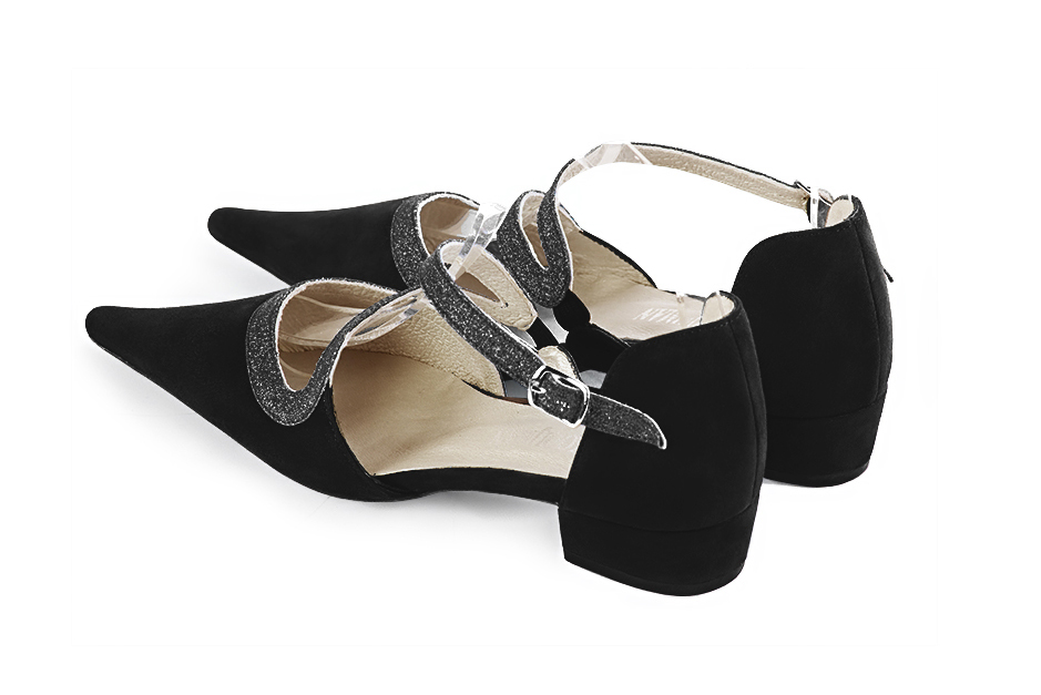 Chaussures brides croisées femme ouvertes sur les côtés noir mat et noir satiné. Bout pointu. Talon bottier de 3.5 cm - Vue arrière