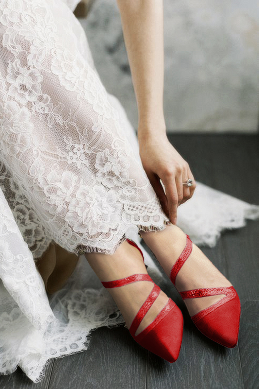 Chaussure femme à brides : Chaussure côtés ouverts bride serpent couleur rouge carmin. Bout pointu. Talon haut fin. Vue porté - Florence KOOIJMAN