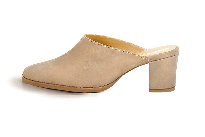 Chaussure femme à brides : Mule sabot couleur beige sahara. Bout rond. Talon mi-haut bottier. Vue de profil - Florence KOOIJMAN