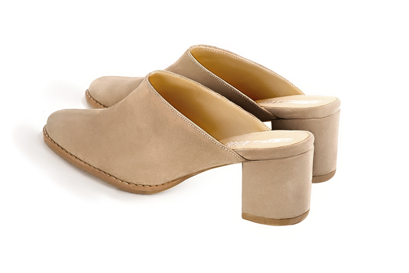 Chaussure femme à brides : Mule sabot couleur beige sahara. Bout rond. Talon mi-haut bottier. Vue arrière - Florence KOOIJMAN