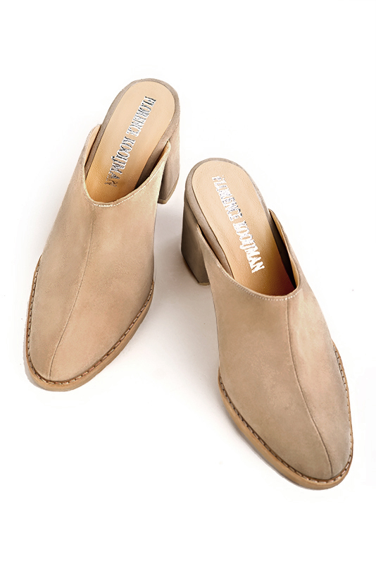 Chaussure femme à brides : Mule sabot couleur beige sahara. Bout rond. Talon mi-haut bottier. Vue du dessus - Florence KOOIJMAN
