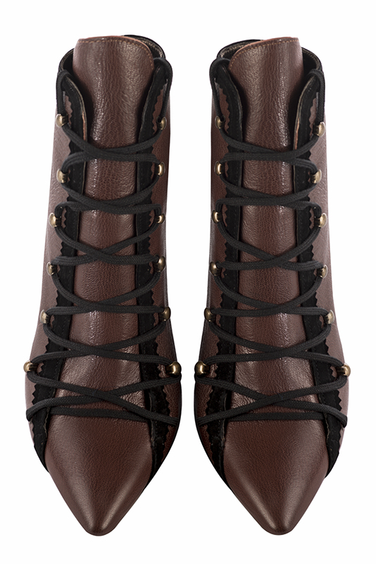Boots femme : Bottines lacets à l'avant couleur marron ébène et noir mat. Bout pointu. Talon haut fin. Vue du dessus - Florence KOOIJMAN